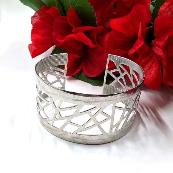 Lia Sophia Signed Gorgeous Vintage Cuff Style Bracelet - Picture 4 of 4